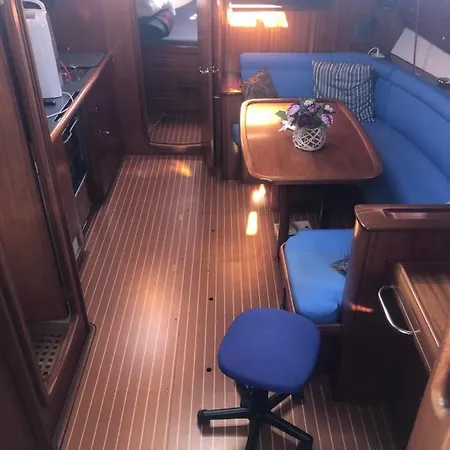 Bavaria 38 Hotel en barco Vigo